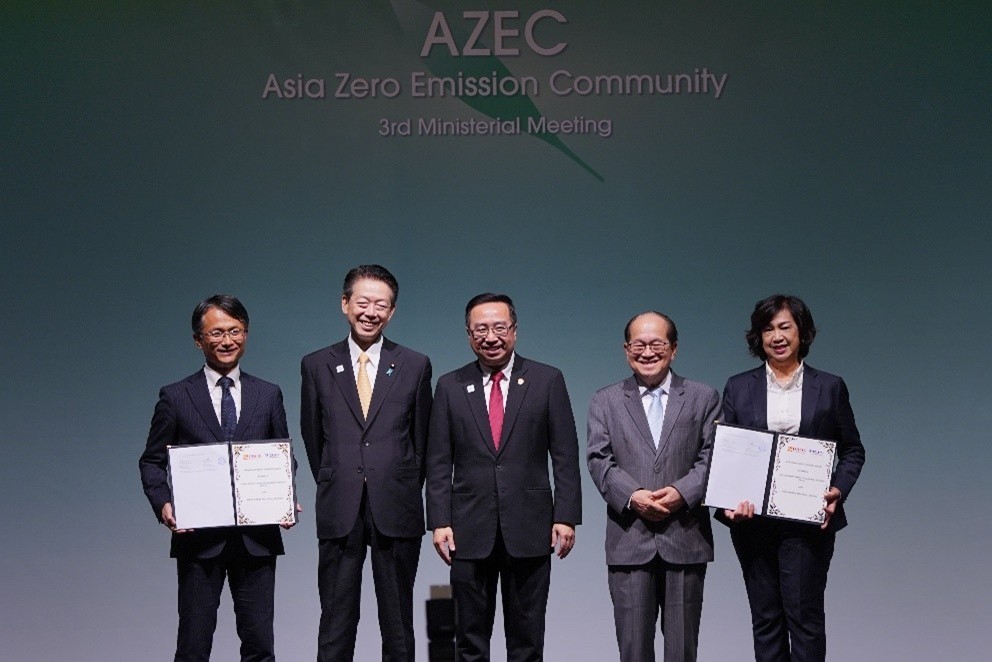 From left: CEO of Mizuho Bank （Malaysia） Toshiharu Fujiwara; Japan’s then-Minister of Economy, Trade and Industry Yoji Muto; Malaysia’s Minister of Science, Technology and Innovation Chang Lih Kang; Deputy Premier of Sarawak Datuk Amar Douglas Uggah Embas; and CEO of DBOS Datuk Laura Lee